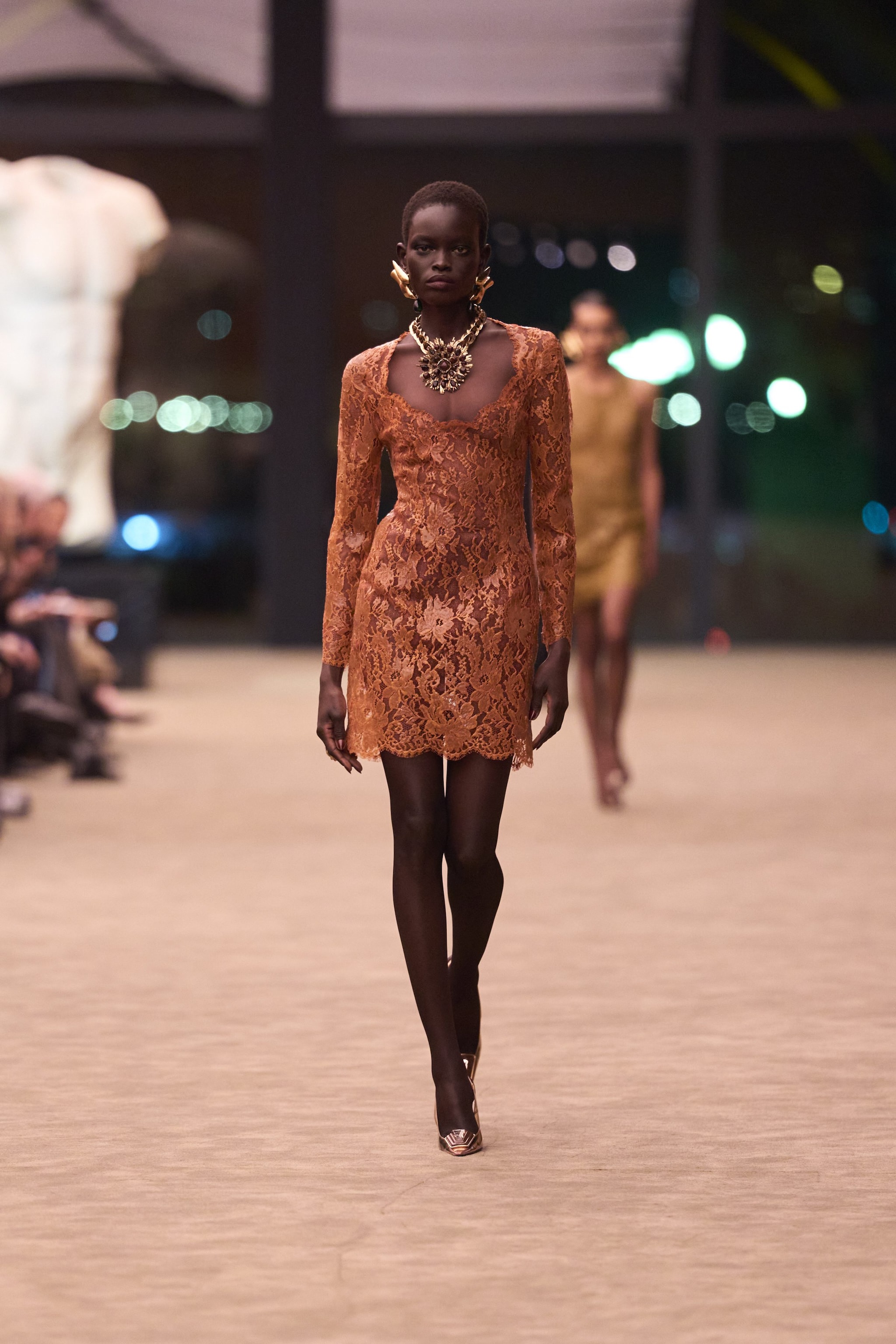 Un look della sfilata Autunno/Inverno 2026–2027 di Saint Laurent