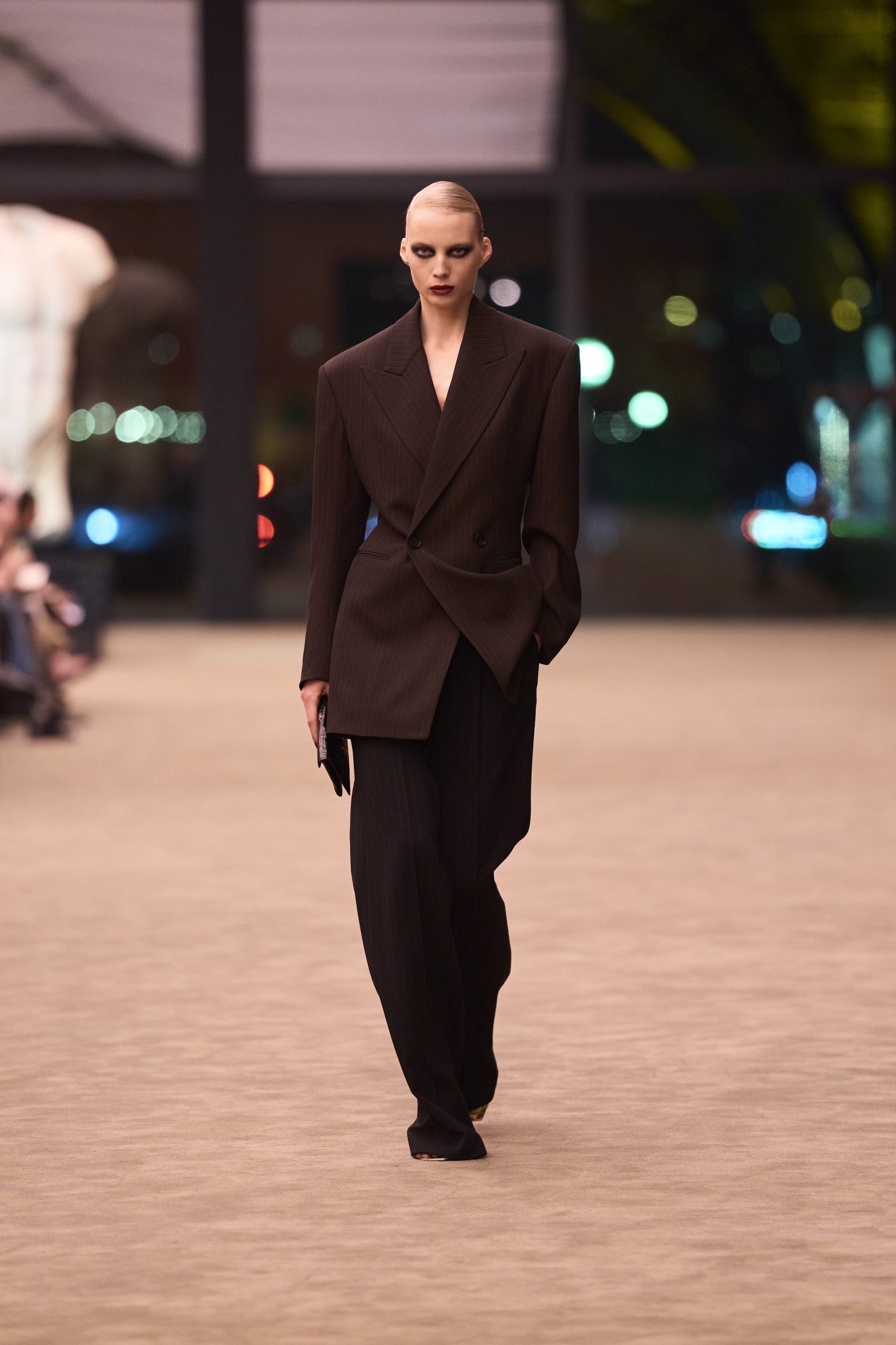 Un look della sfilata Autunno/Inverno 2026–2027 di Saint Laurent