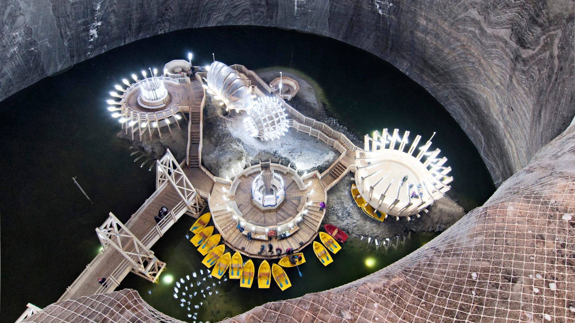 Il luna park a 100 metri sotto terra: dove si trova il parco divertimenti più bello d'Europa