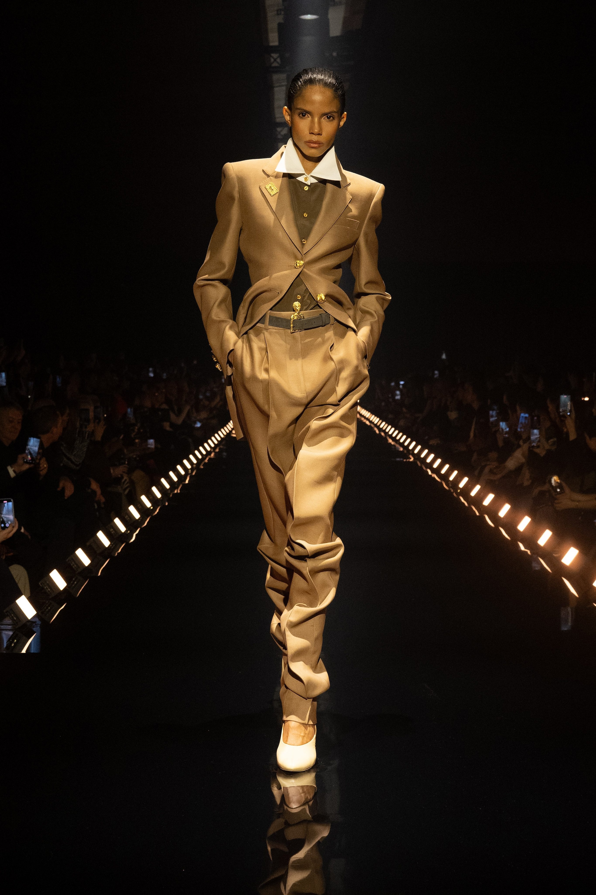 Un look della sfilata Autunno/Inverno 2026–2027 di Schiaparelli