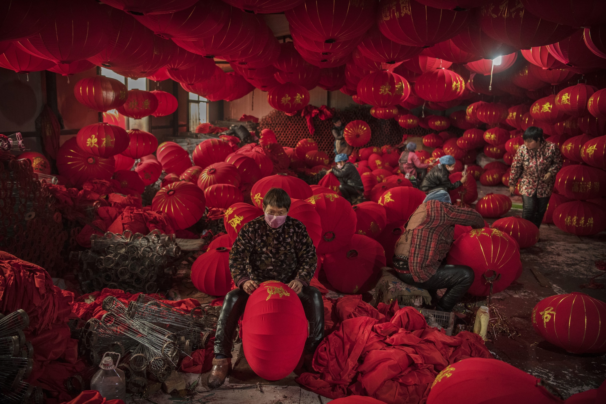 Un artigiano di Tuntou mentre lavora a una delle lanterne