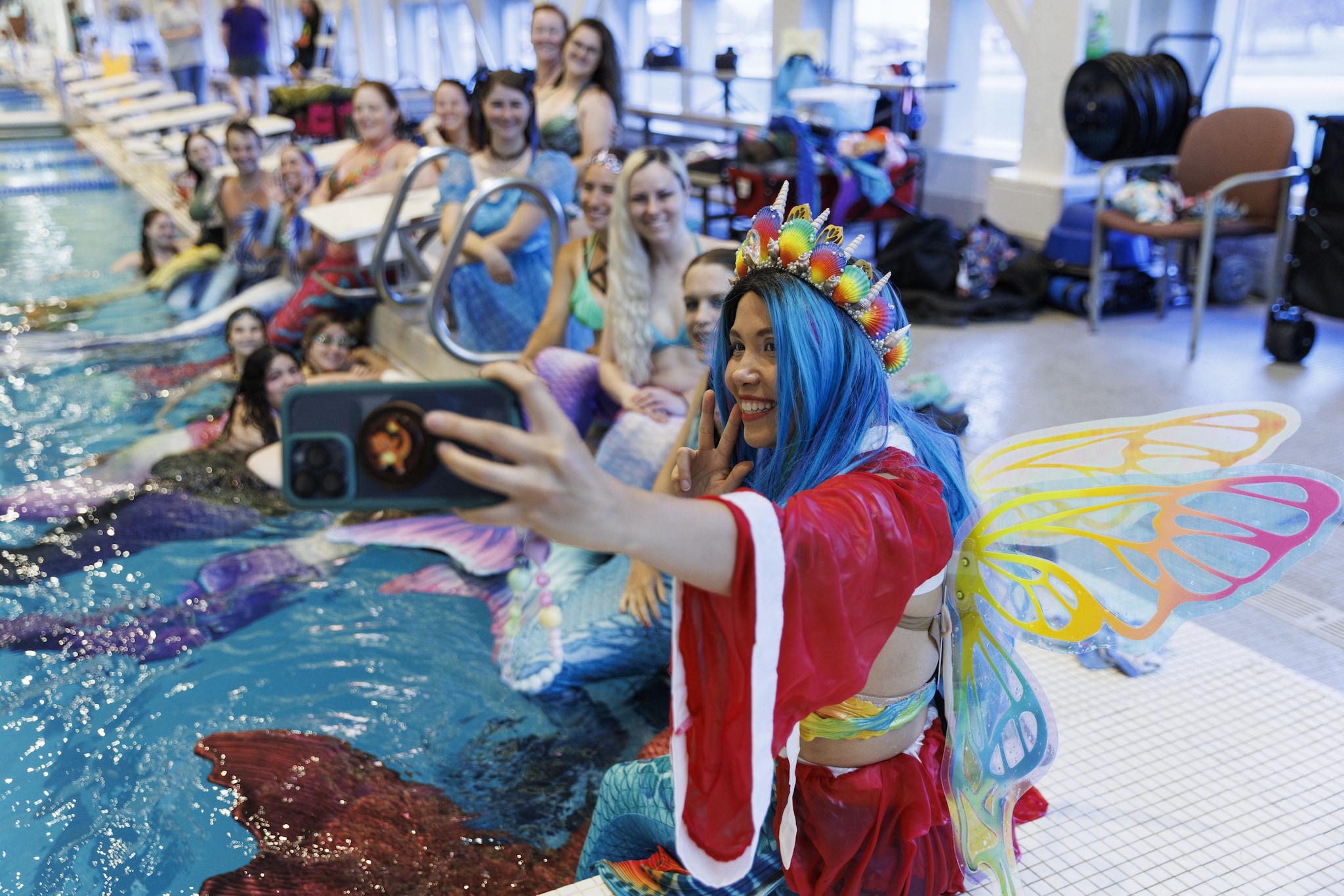 Un corso di mermaiding in piscina, USA