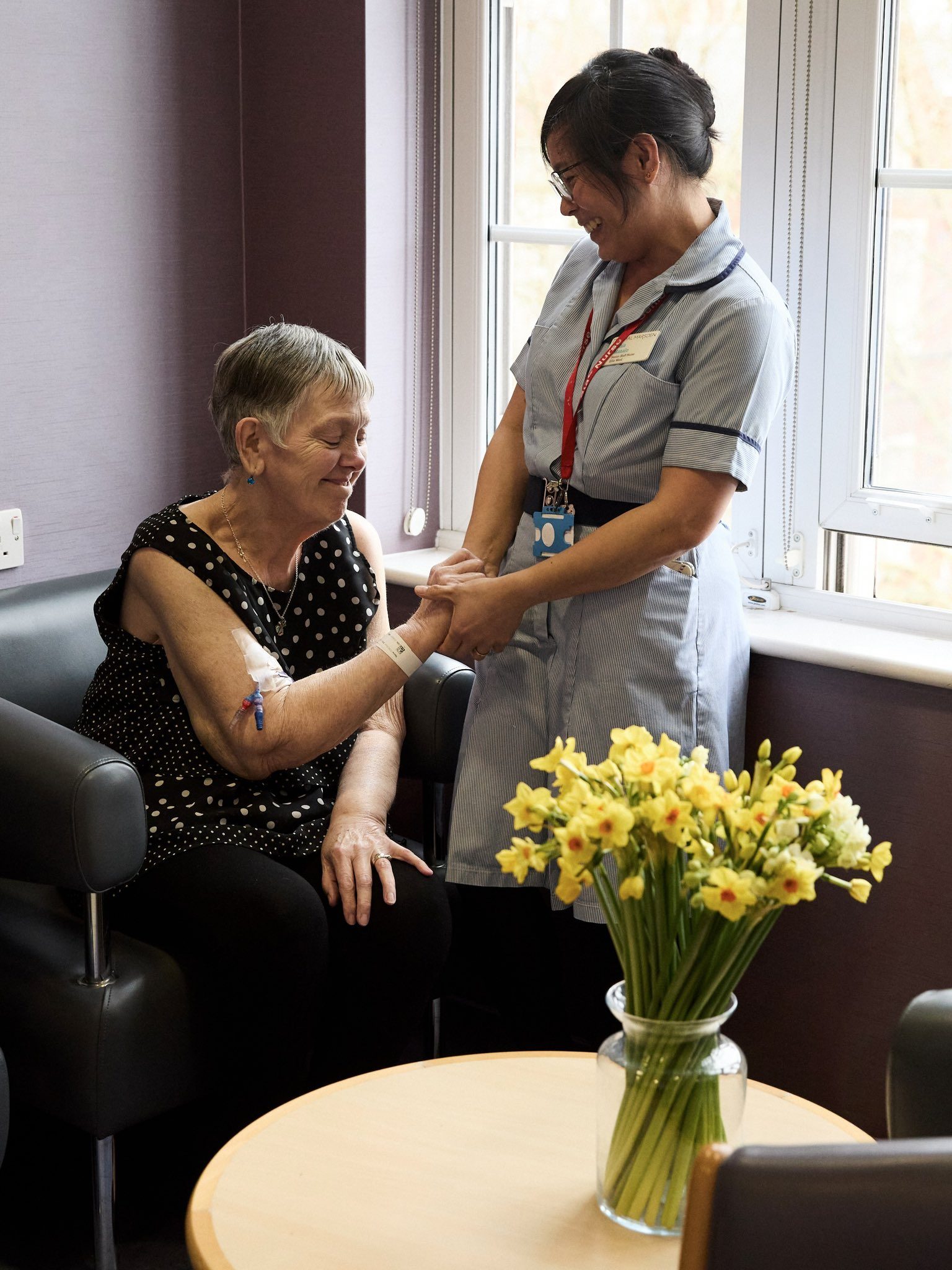 Una paziente e una professionista sanitaria del Royal Marsden con un mazzo di narcisi di Kate Middleton