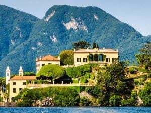 Con il suo giardino fiorito e la Loggia, Villa Balbianello è il gioiello del lago di Como da visitare in primavera