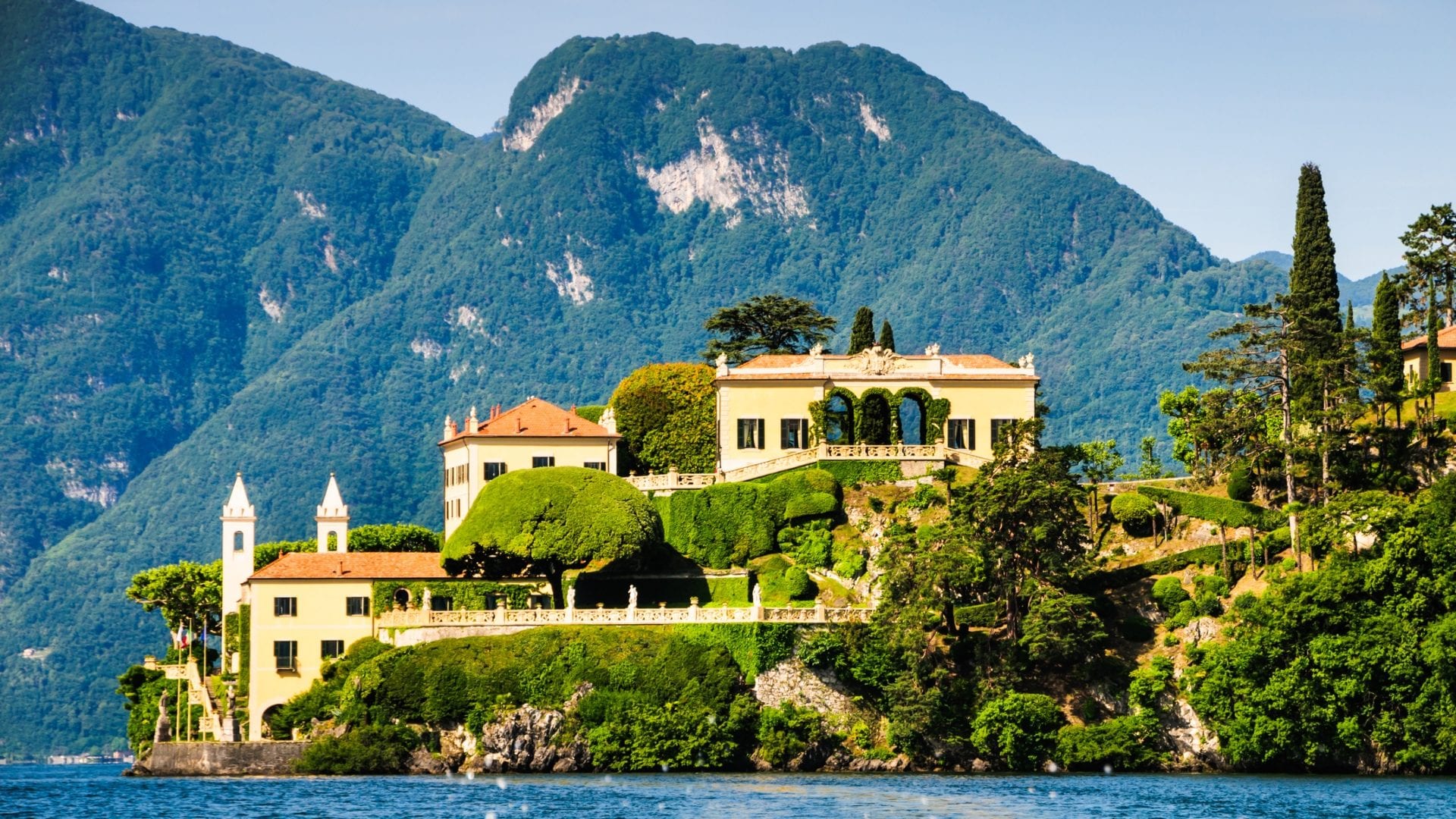 Con il suo giardino fiorito e la Loggia, Villa Balbianello è il gioiello del lago di Como da visitare in primavera