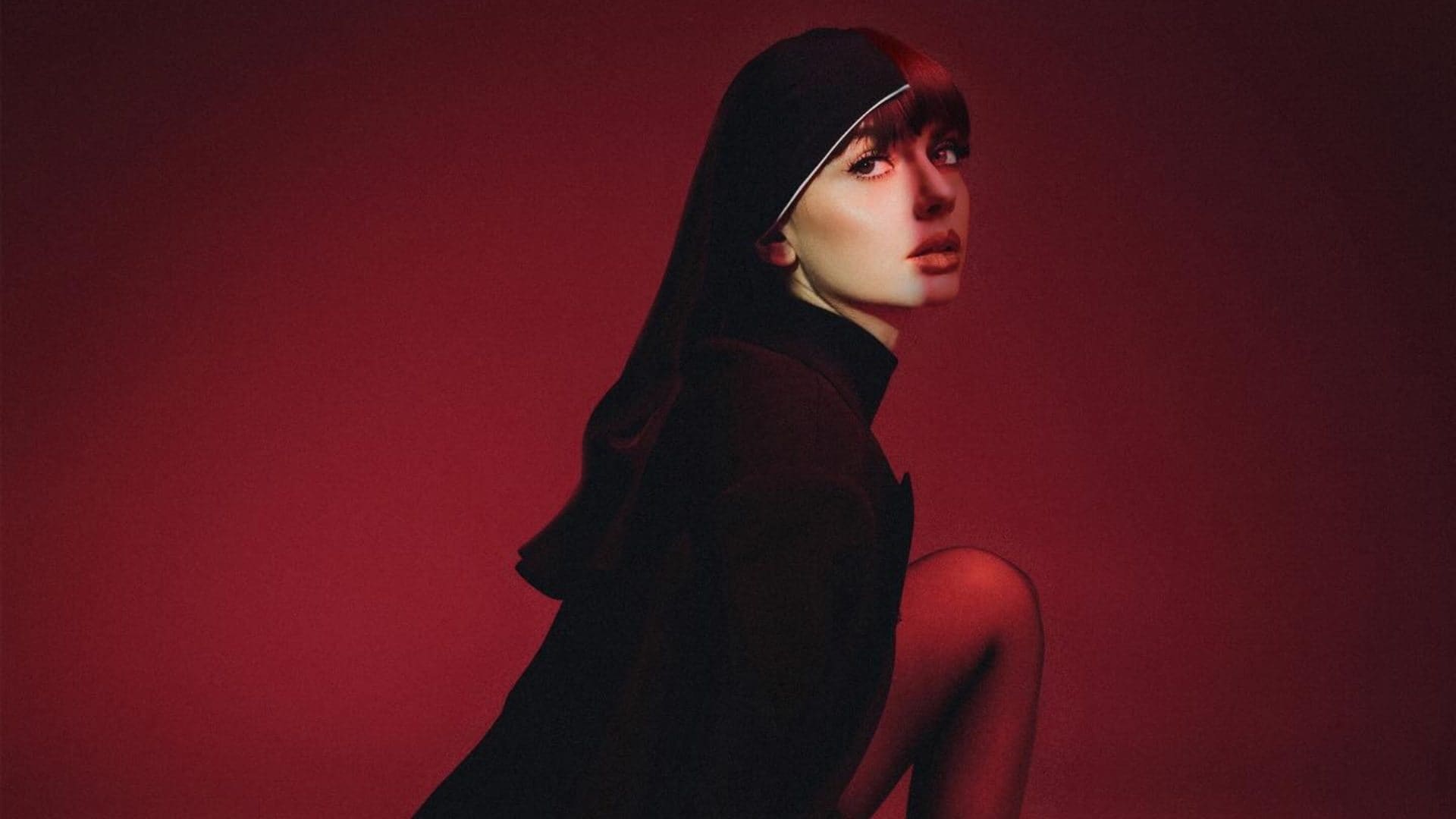 La nuova trasformazione di Annalisa: è una suora in minigonna e tacchi per il lancio di Canzone Estiva