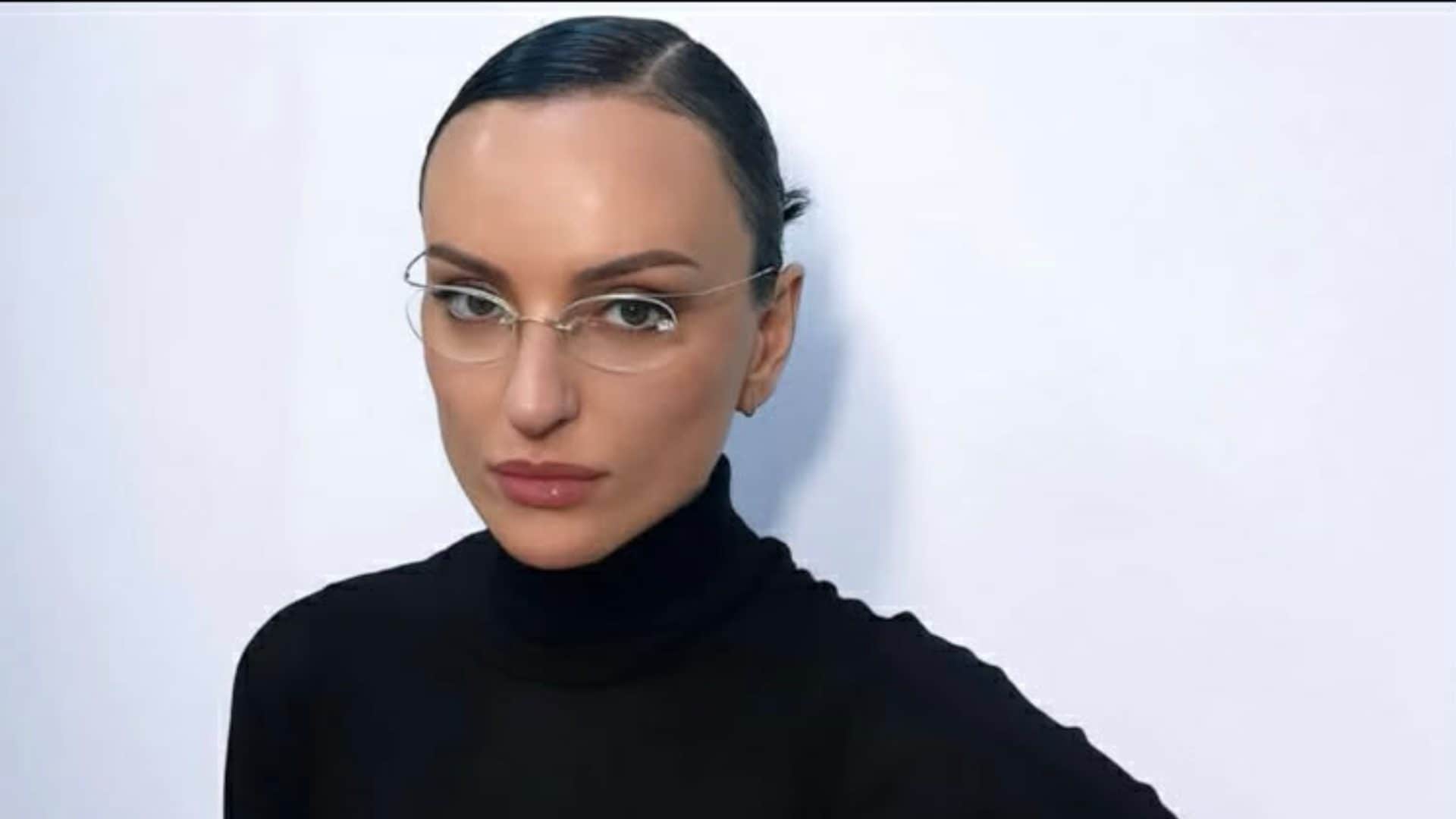 Arisa a The Voice Generation cambia stile: veste di nero e indossa gli occhiali da vista