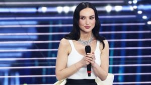 La ragazza con caschetto e occhiali oggi è una donna che ha imparato a lasciare andare