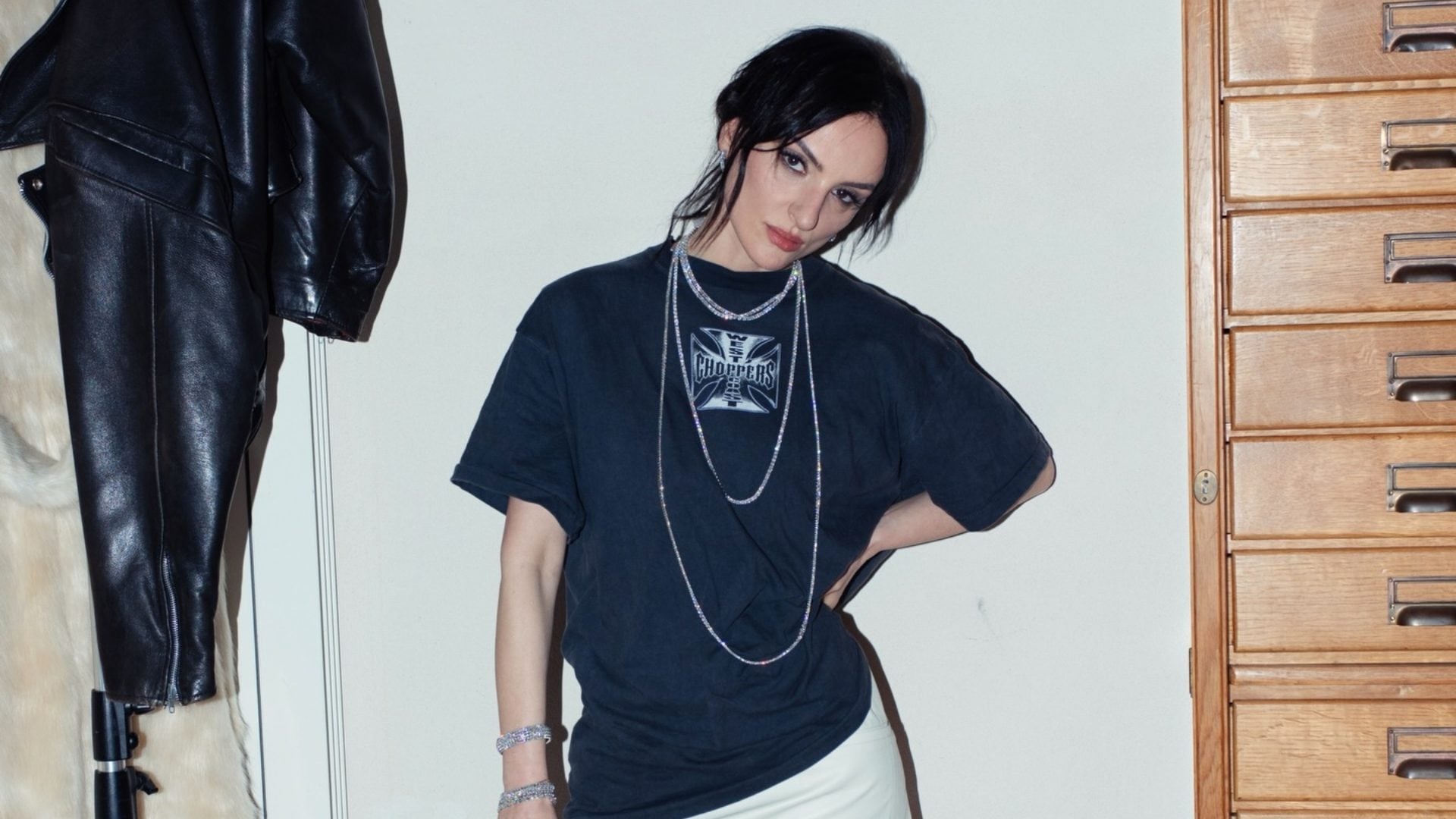 La trasformazione rock di Arisa è con la t-shirt vintage da poco più di 50 euro