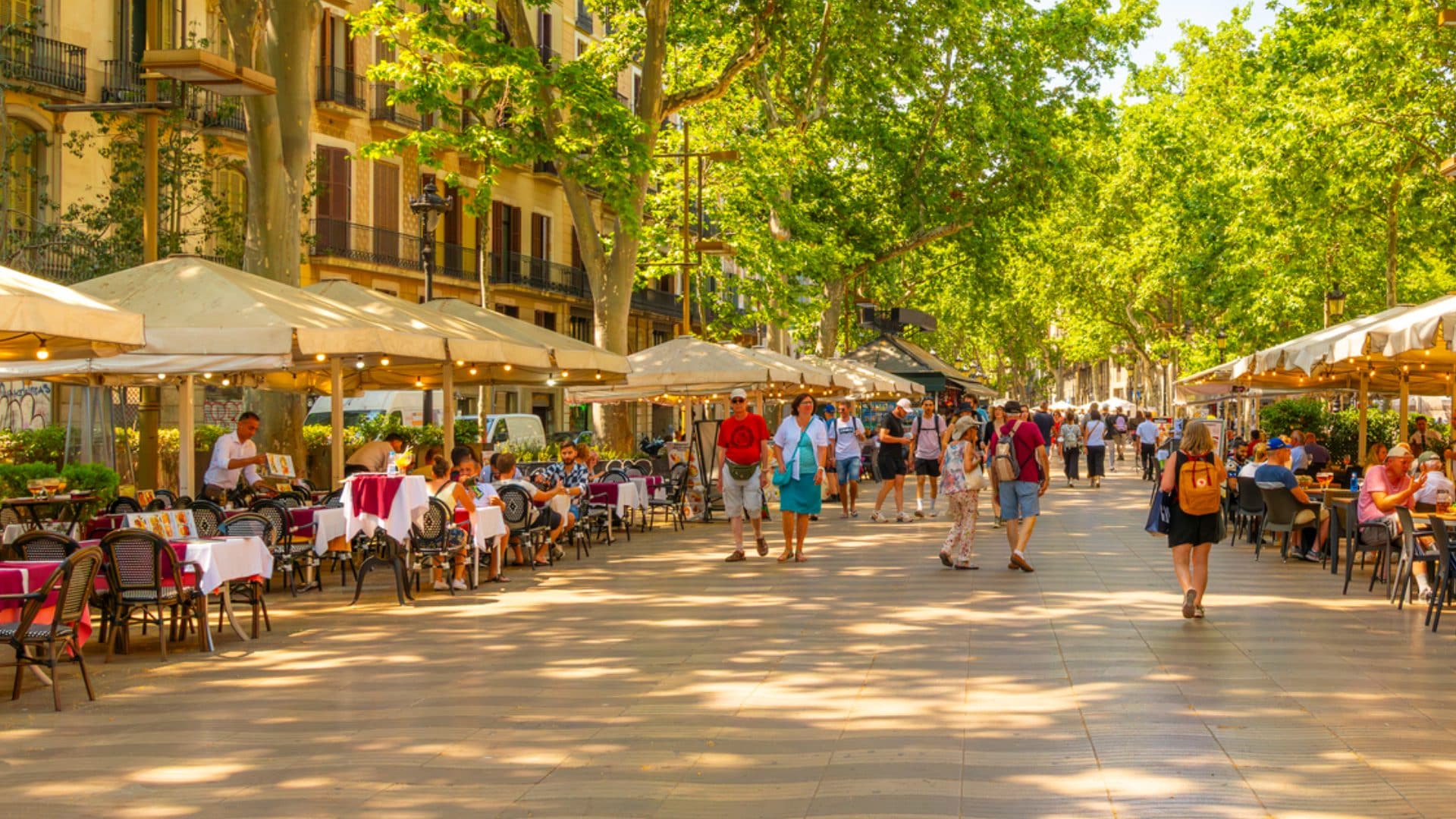 Barcellona aumenta la tassa di soggiorno ai turisti: fino a 12 euro a notte da aprile 2026