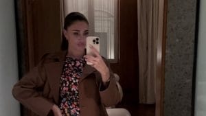 Nella nuova casa di Belén Rodriguez: tanti quadri alle pareti e lampadario di design