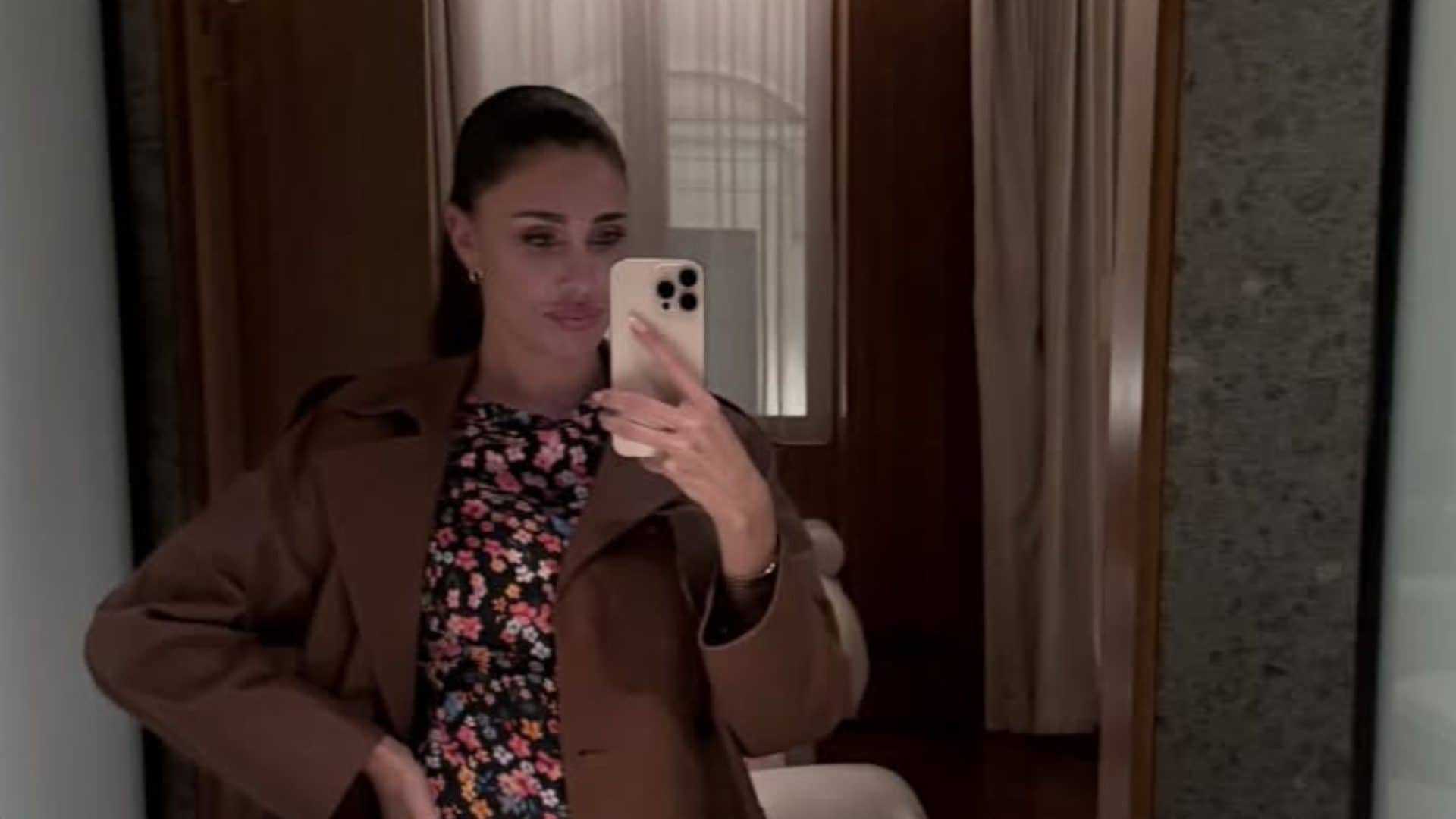 La nuova casa di Belén Rodriguez: tanti quadri alle pareti e lampadario di design in sala da pranzo