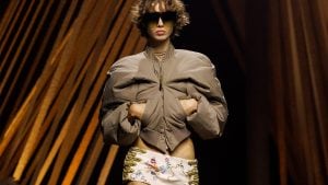 Torna di moda il bomber ma ora è in versione mini: i 6 abbinamenti di tendenza per la primavera 2026