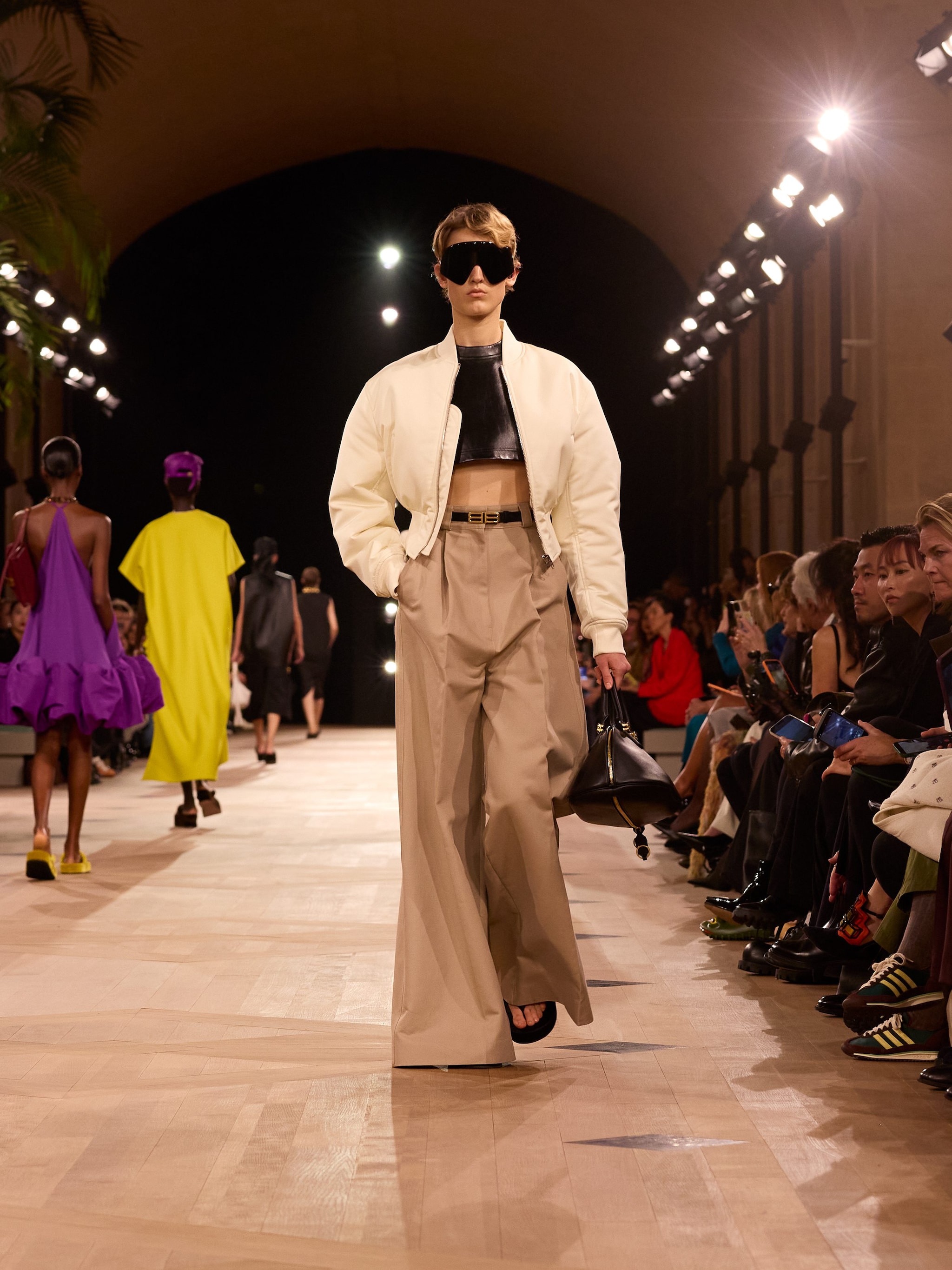 Look Primavera/Estate 2026 di Balenciaga con bomber e pantaloni palazzo