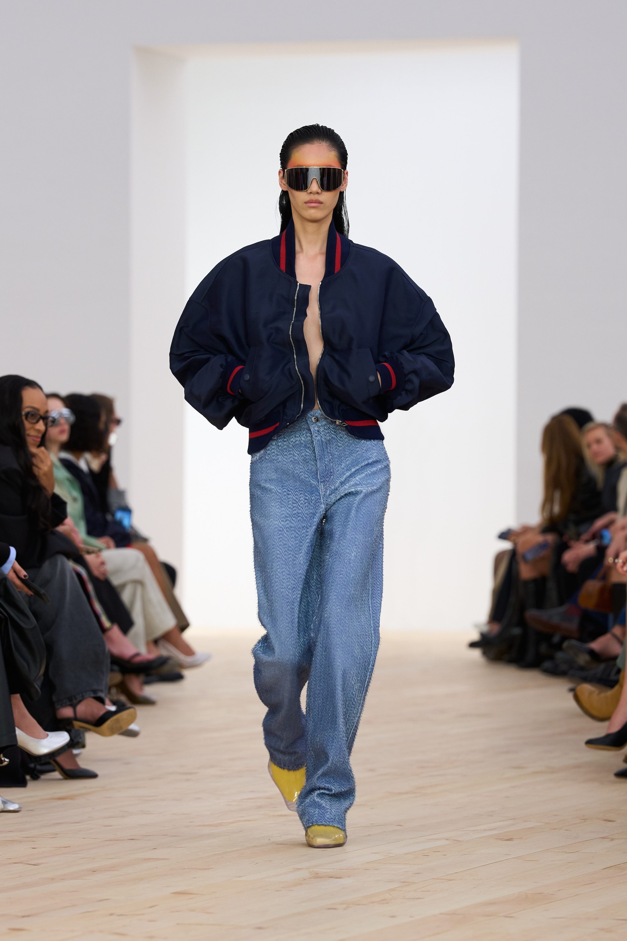 Un look della collezione Primavera/Estate 2026 di Loewe con mini bomber e jeans oversize