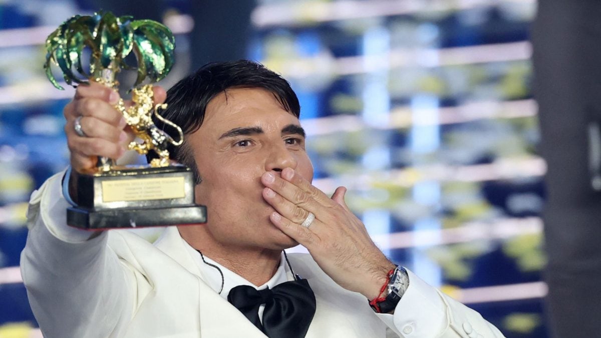 Sal Da Vinci in Emanuel Ungaro con gioielli Del Sole