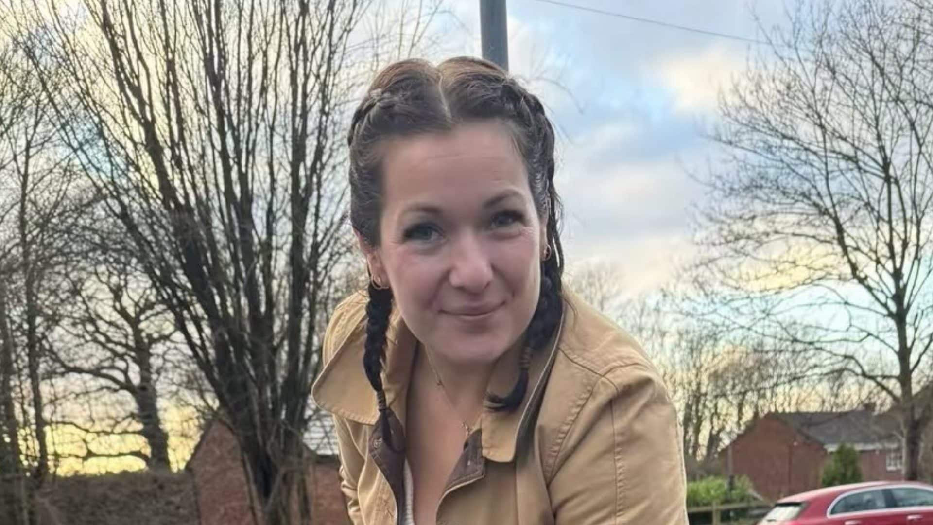 Una britannica a piedi nudi: la storia dell'influencer che cammina senza scarpe tra le strade di Londra