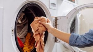 In futuro faremo il bucato solo con acqua: inventato lo spray che toglie le macchie senza detersivo