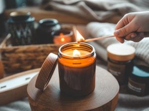 Candele profumate, rilasciano polveri sottili in casa: i consigli della chimica Munter per proteggere la salute