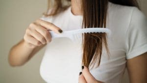 Dalle acconciature strette alla decolorazione, la tricologa spiega cosa danneggia i capelli