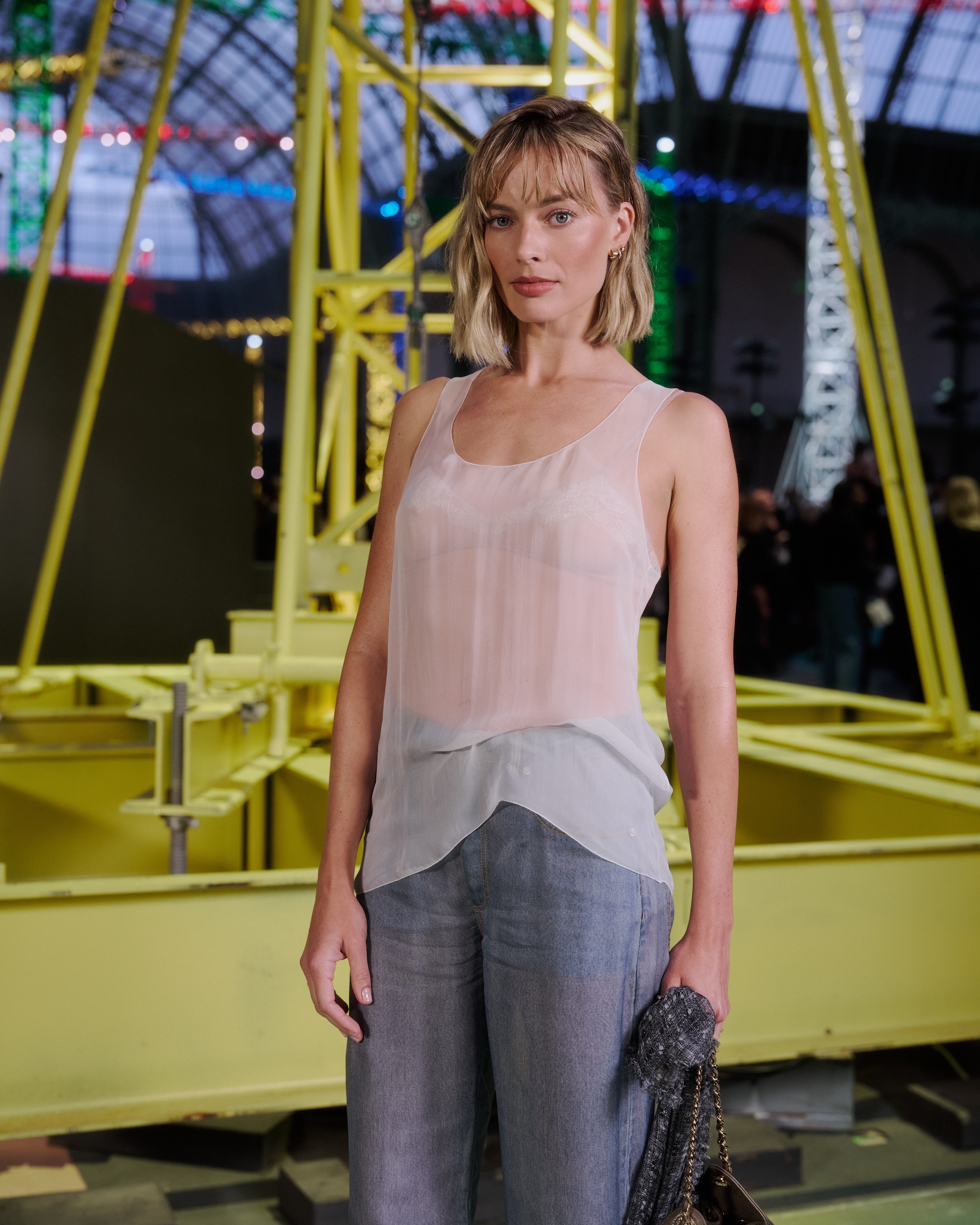 Margot Robbie col caschetto e la frangia