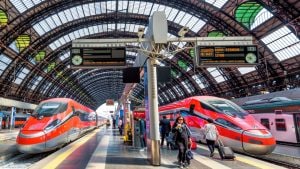 Caro trasporti a Pasqua in Italia su treni e aerei: biglietti sopra i 400 euro, la denuncia di Assoutenti