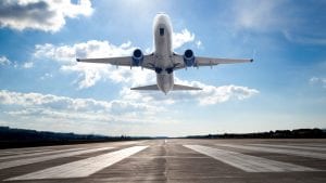 Caro-prezzo sui voli a causa della guerra in Iran: i biglietti aerei costano il 30% in più