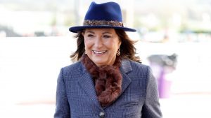 Carole Middleton ruba il cappello alla figlia Kate e indossa la borsa da 50mila euro