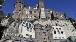 Vivere in un castello con vista sul Golfo di Napoli è possibile, bastano 2 milioni di euro