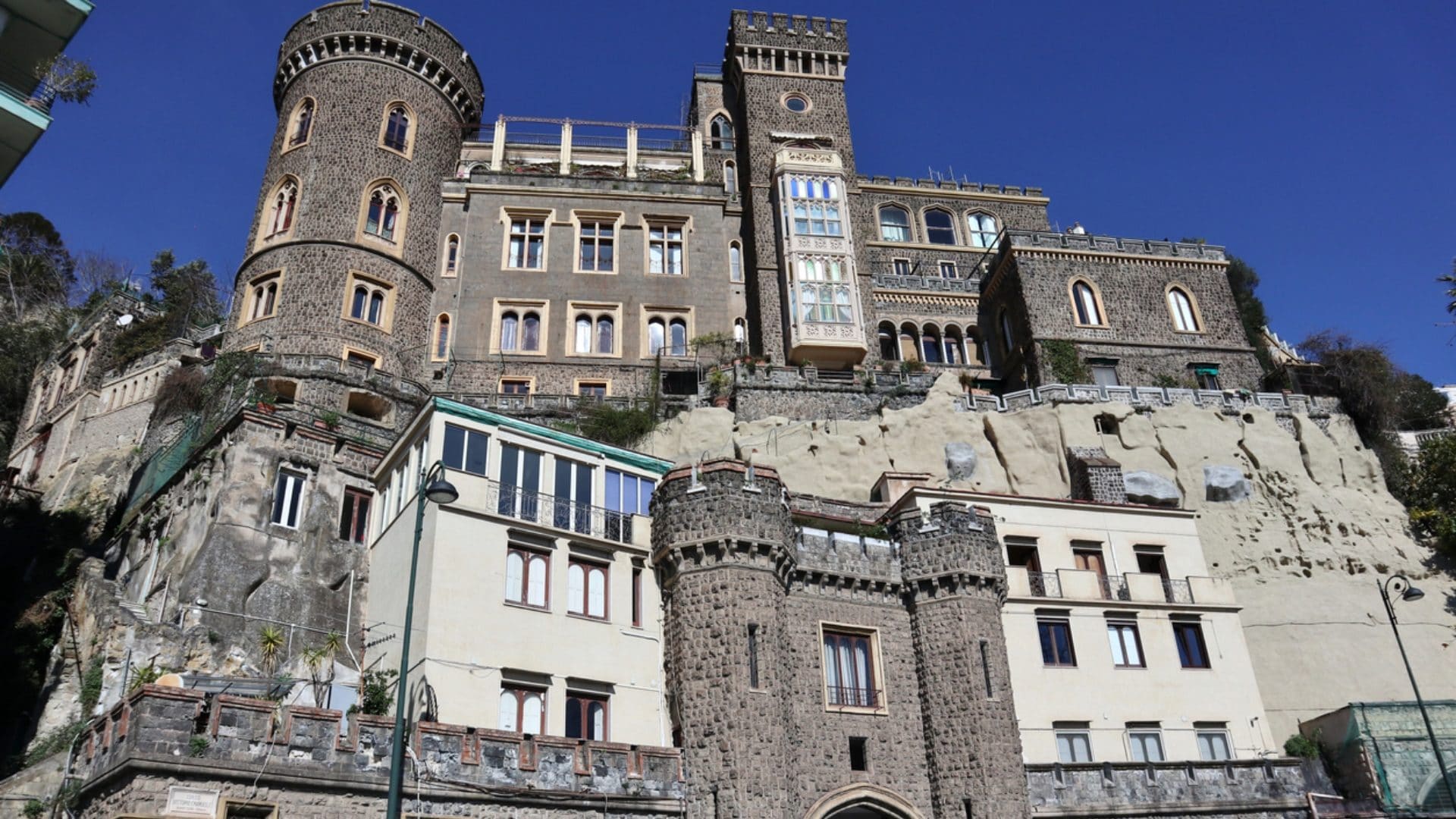 Vivere in un castello con vista sul Golfo di Napoli è possibile, bastano 2 milioni di euro