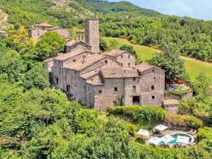 In vendita il castello medievale dell’esilio di Dante Alighieri: costa quasi 2 milioni di euro