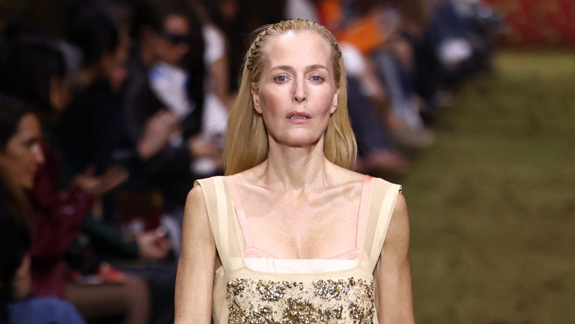 Il ritorno dei cerchietti a zig-zag degli anni '90: sono l'accessorio must del momento