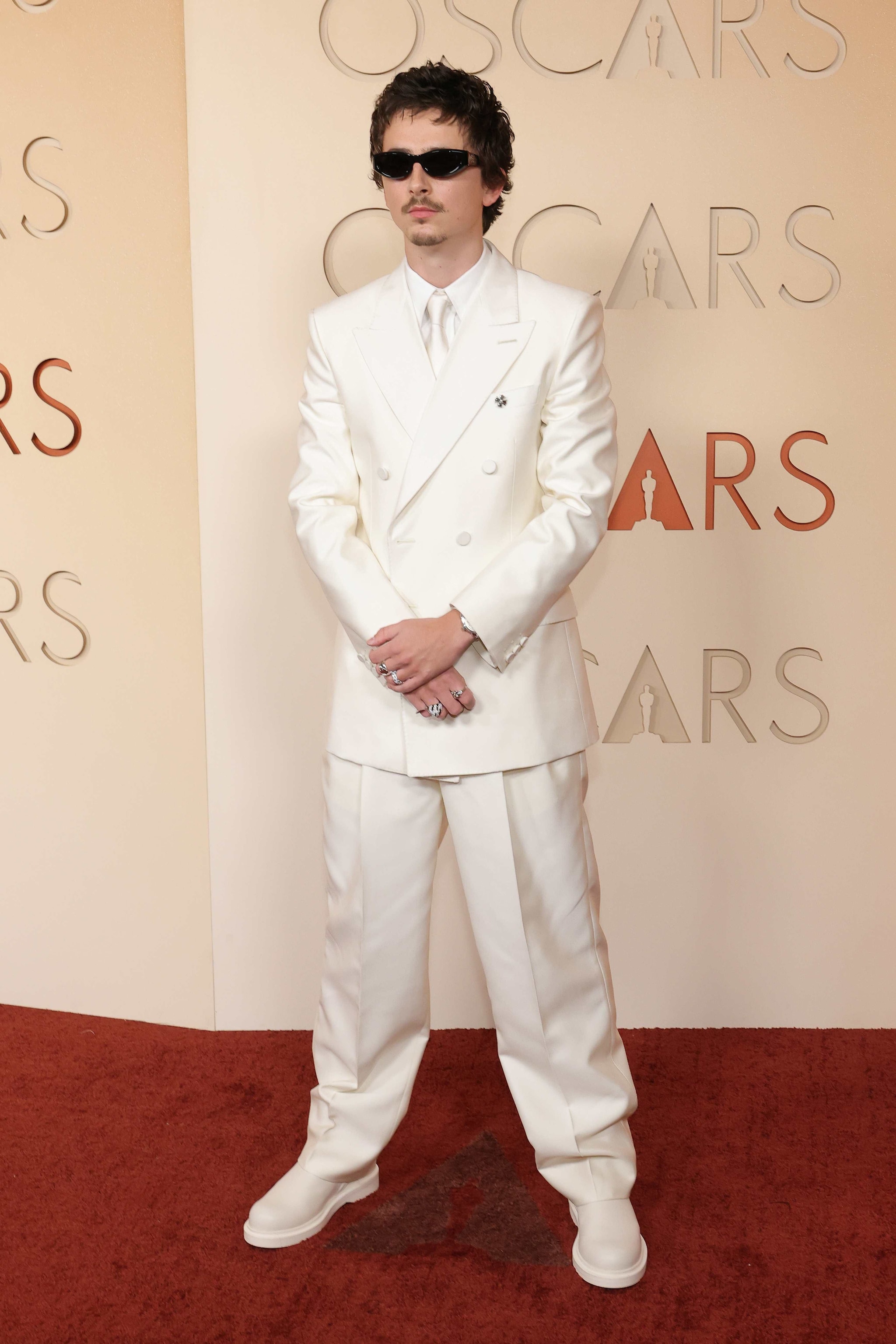 Timothée Chalamet in Givenchy, gioielli Cartier
