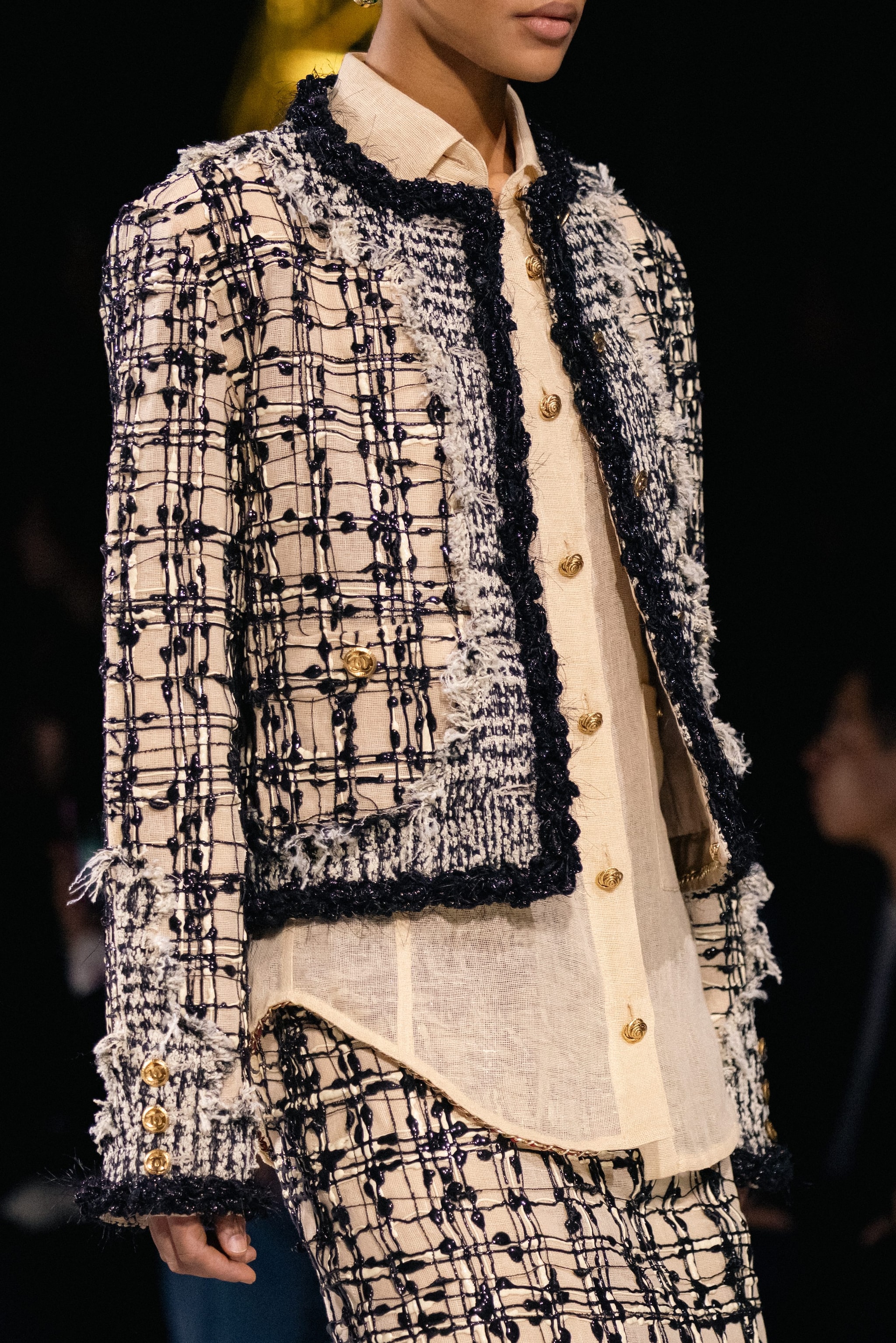 Il bouclé rivisitato sulla passerella Autunno/Inverno 26–27 di Chanel