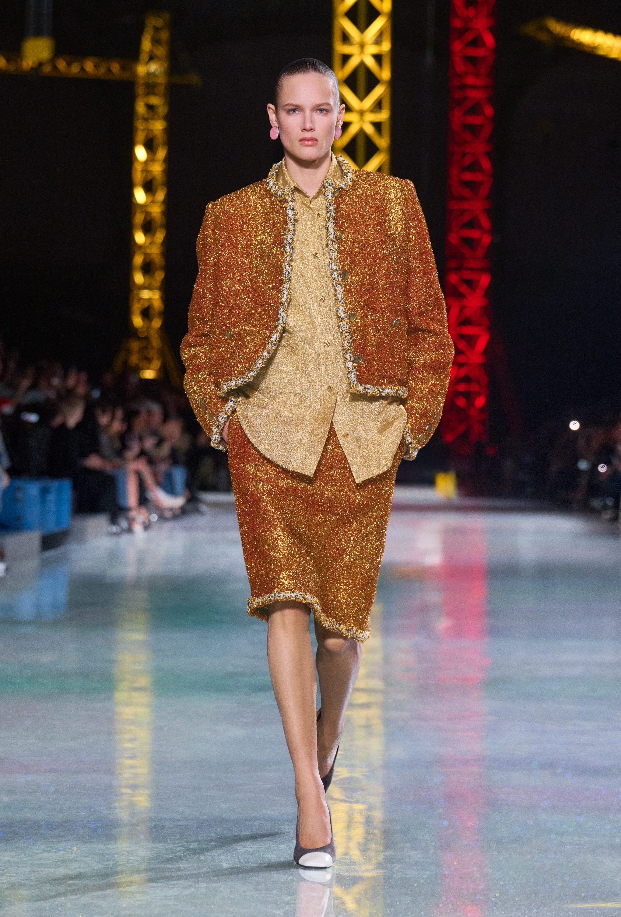 Il tailleur rivisitato con tessuto lurex sulla passerella di Chanel