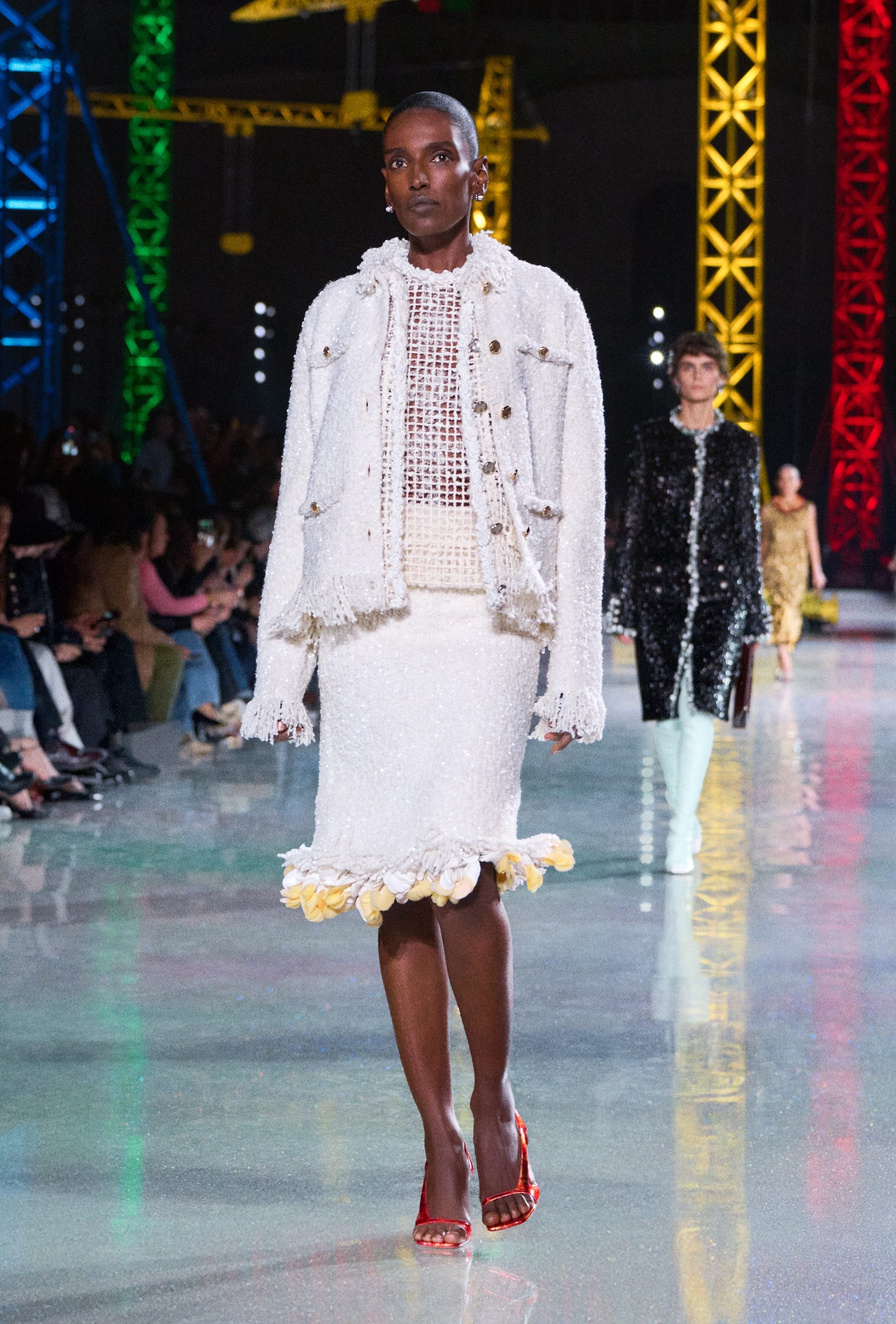 Il classico tailleur Chanel con orli sfrangiati