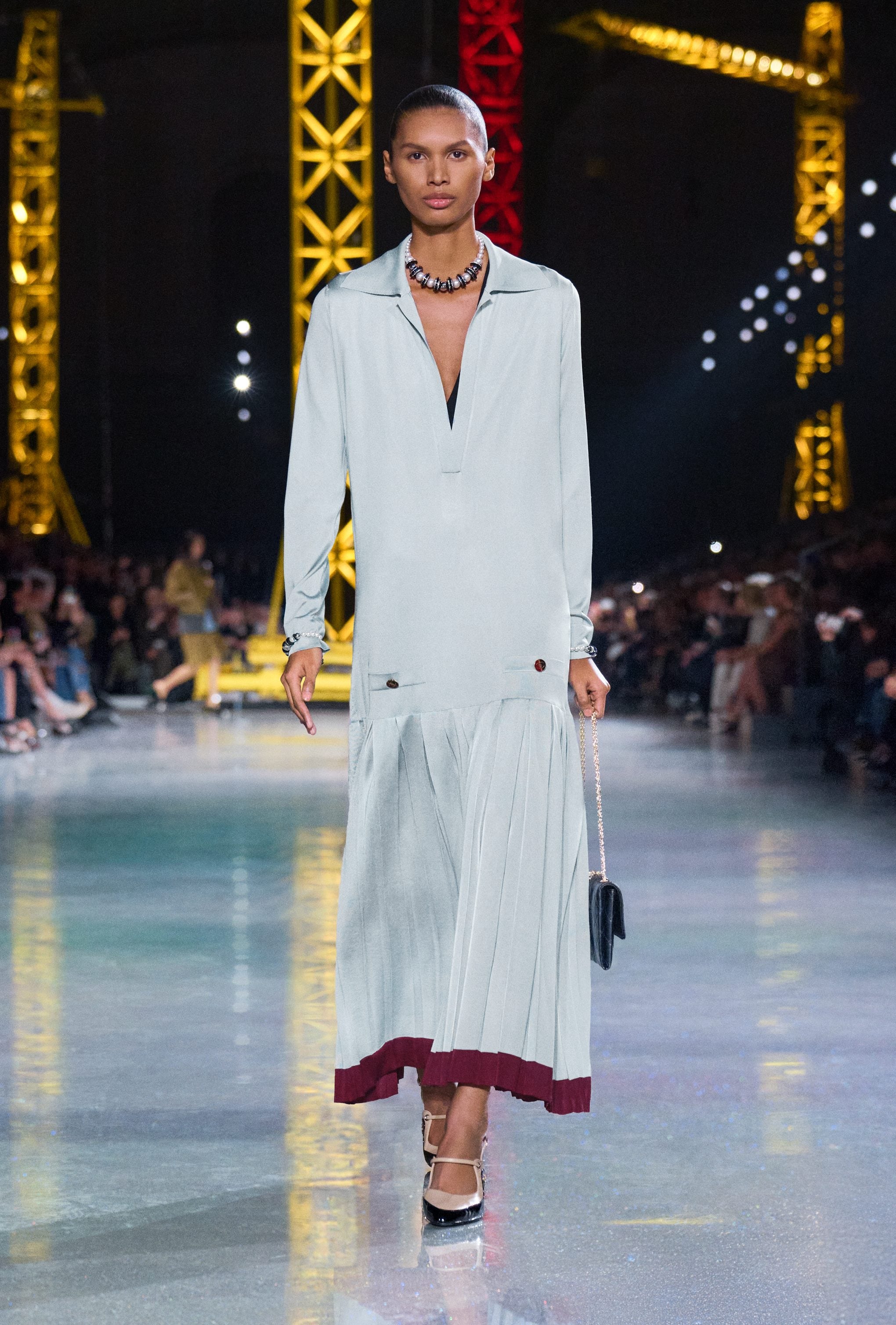 Abito polo con gonna a pieghe della collezione A/I 26–27 di Chanel