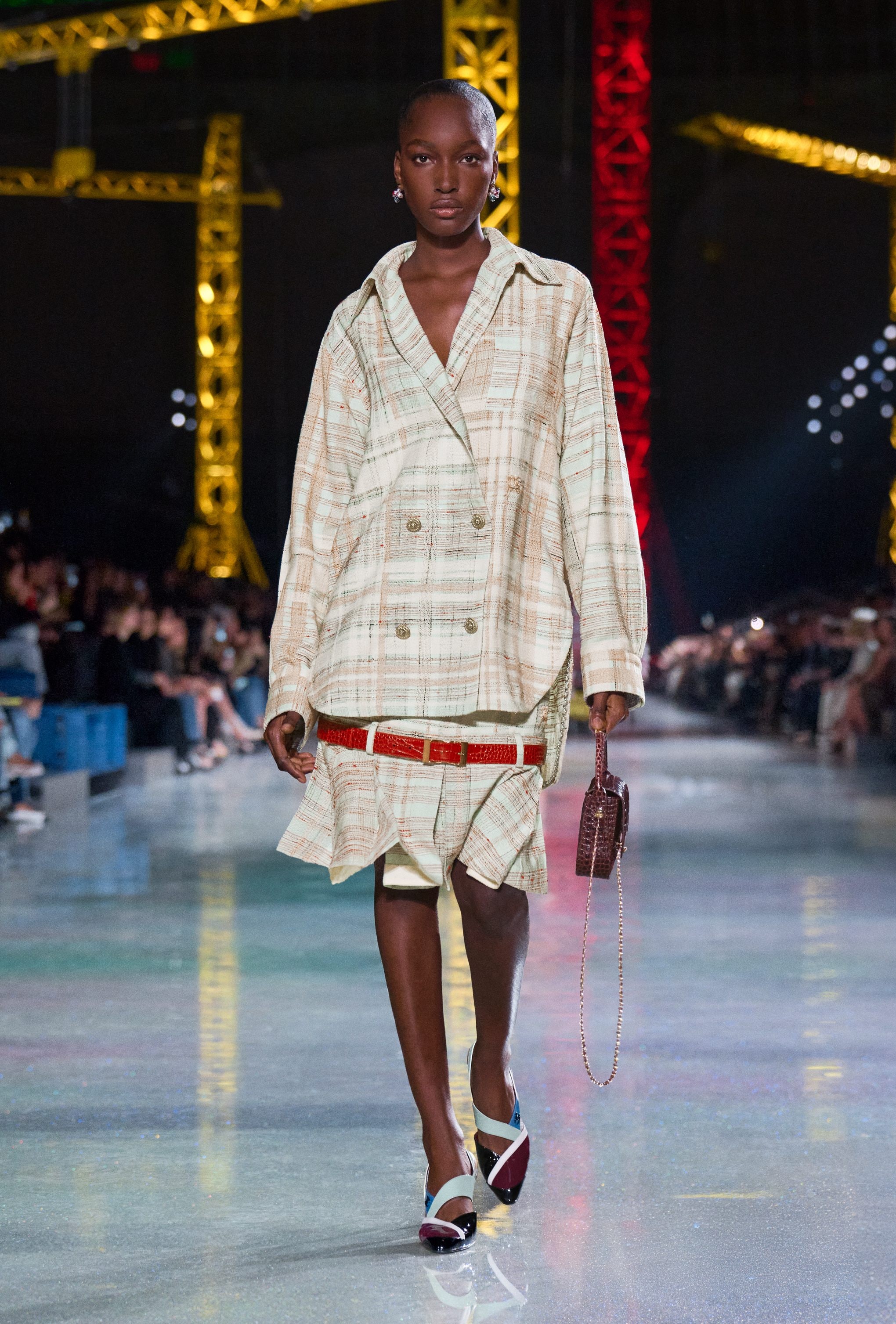 Il bouclé rivisitato sulla passerella Autunno/Inverno 26–27 di Chanel