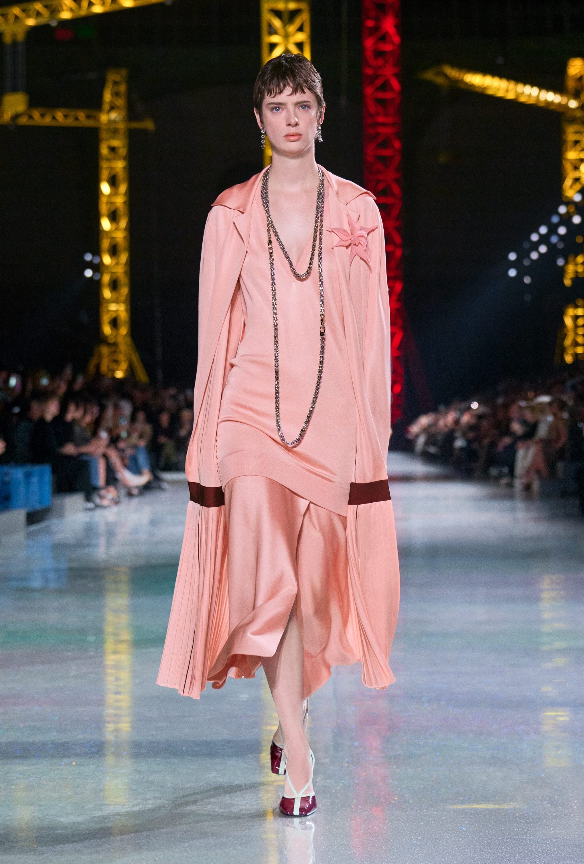 Un look con morbido abito in seta di Chanel