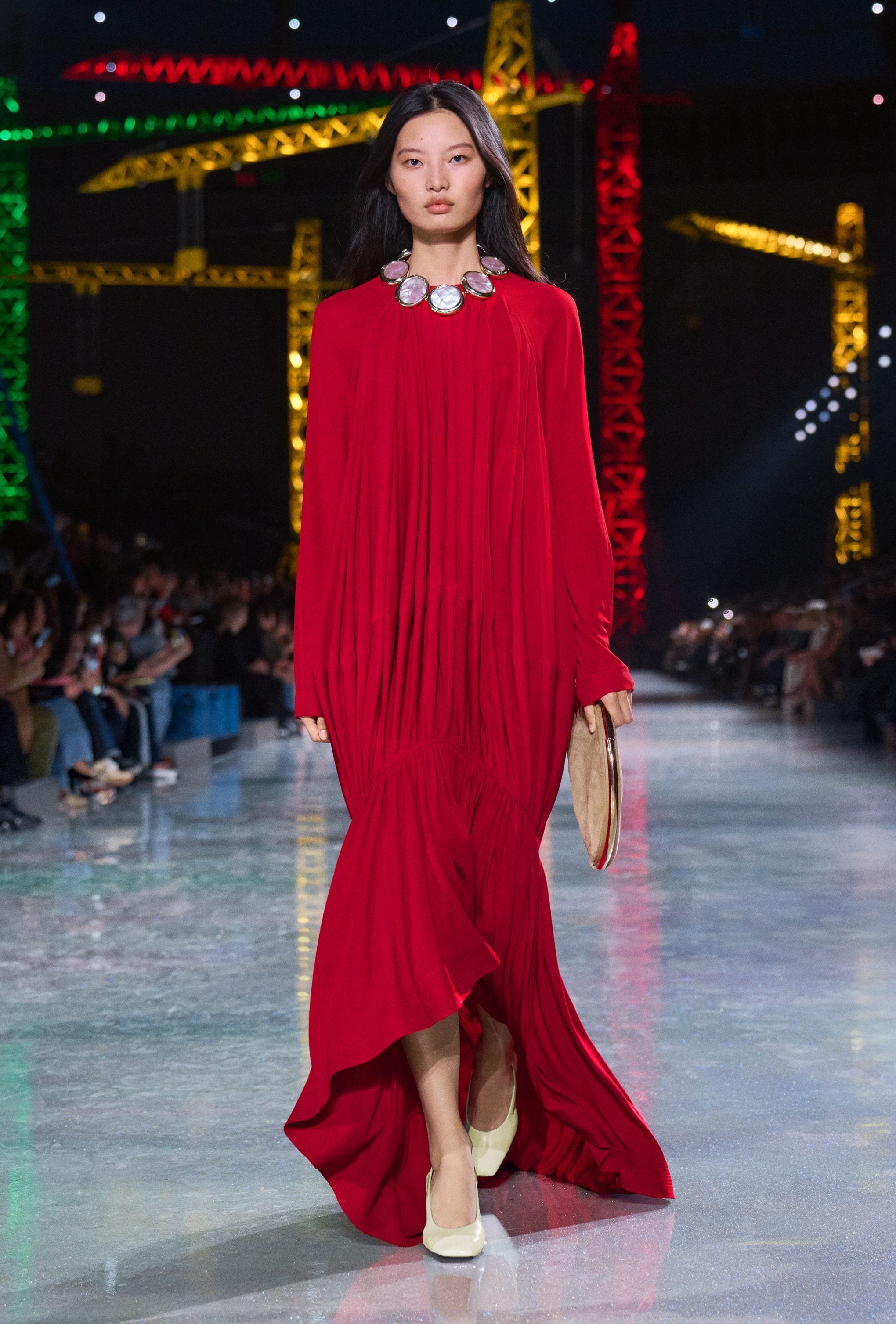 Un abito drappeggiato dalla linea over della nuova collezione di Chanel