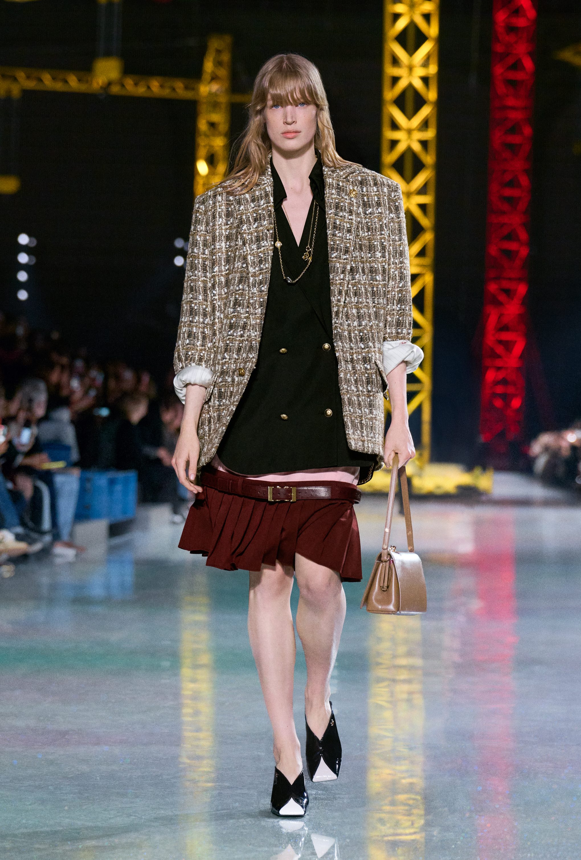 Un look della collezione Autunno/Inverno 2026–2027 di Chanel