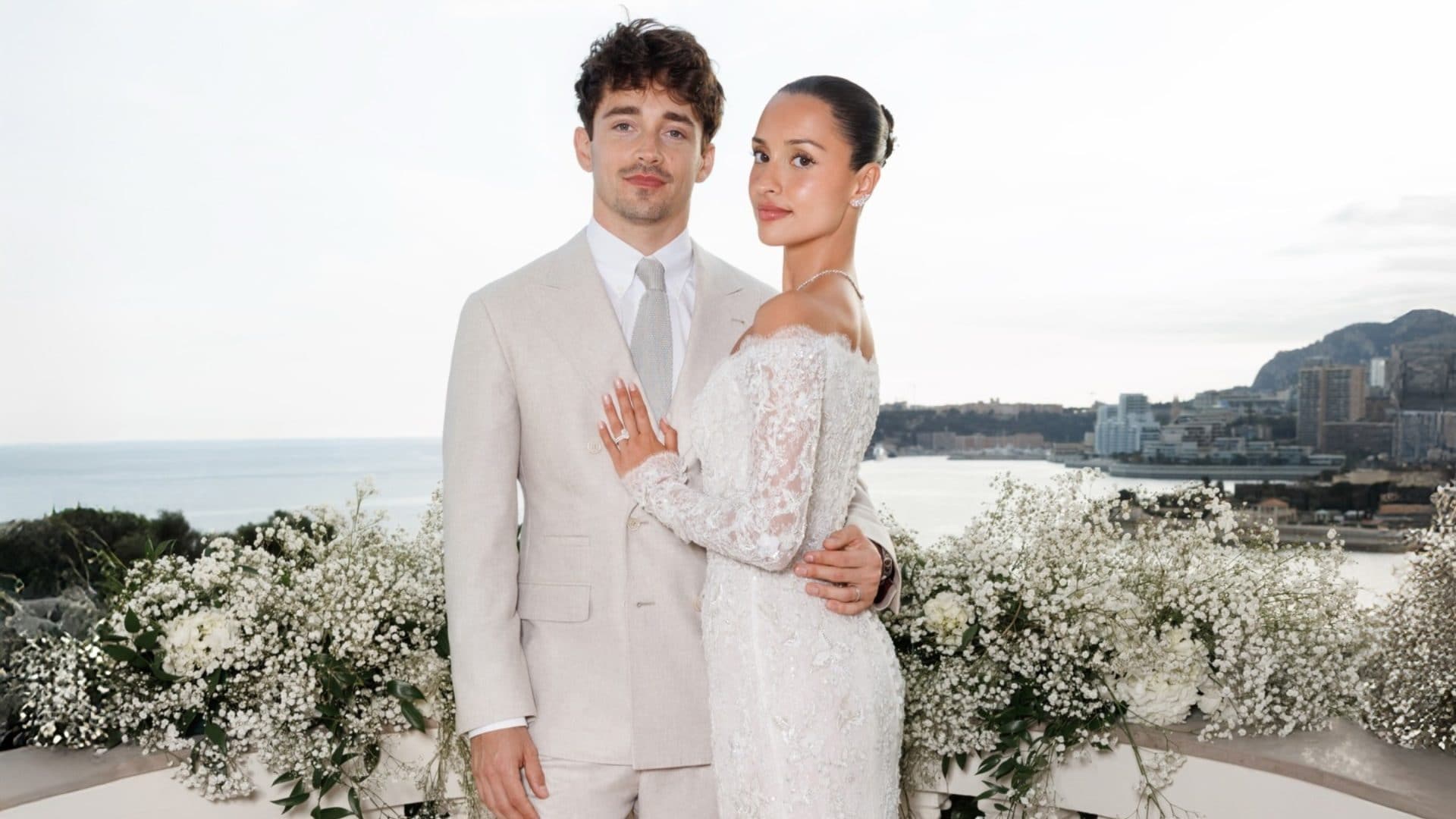 Il matrimonio di Charles Leclerc e Alexandra Saint Mleux: arrivano in Ferrari e vestono coordinati