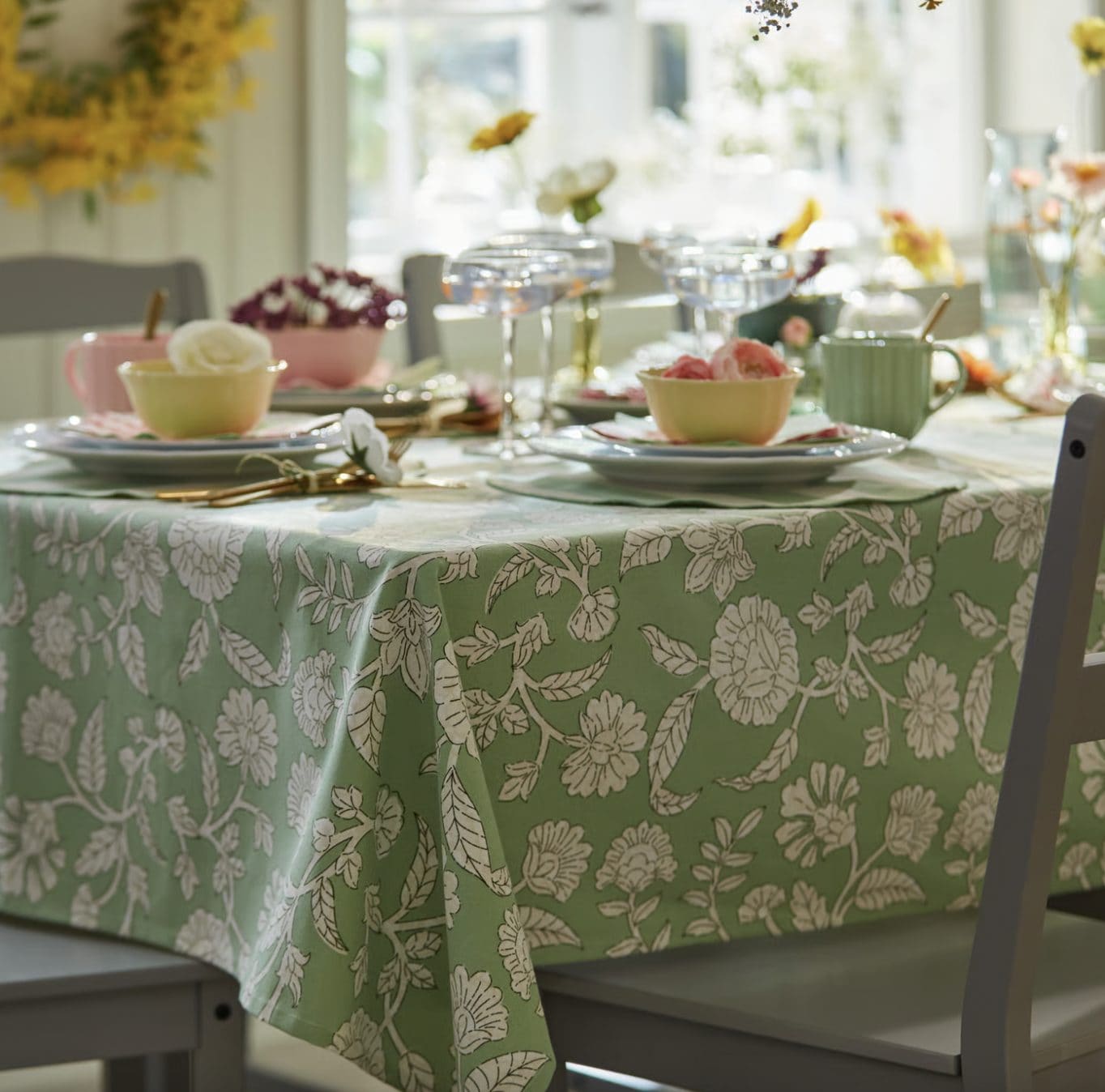 Tavola di Pasqua in colori pastello