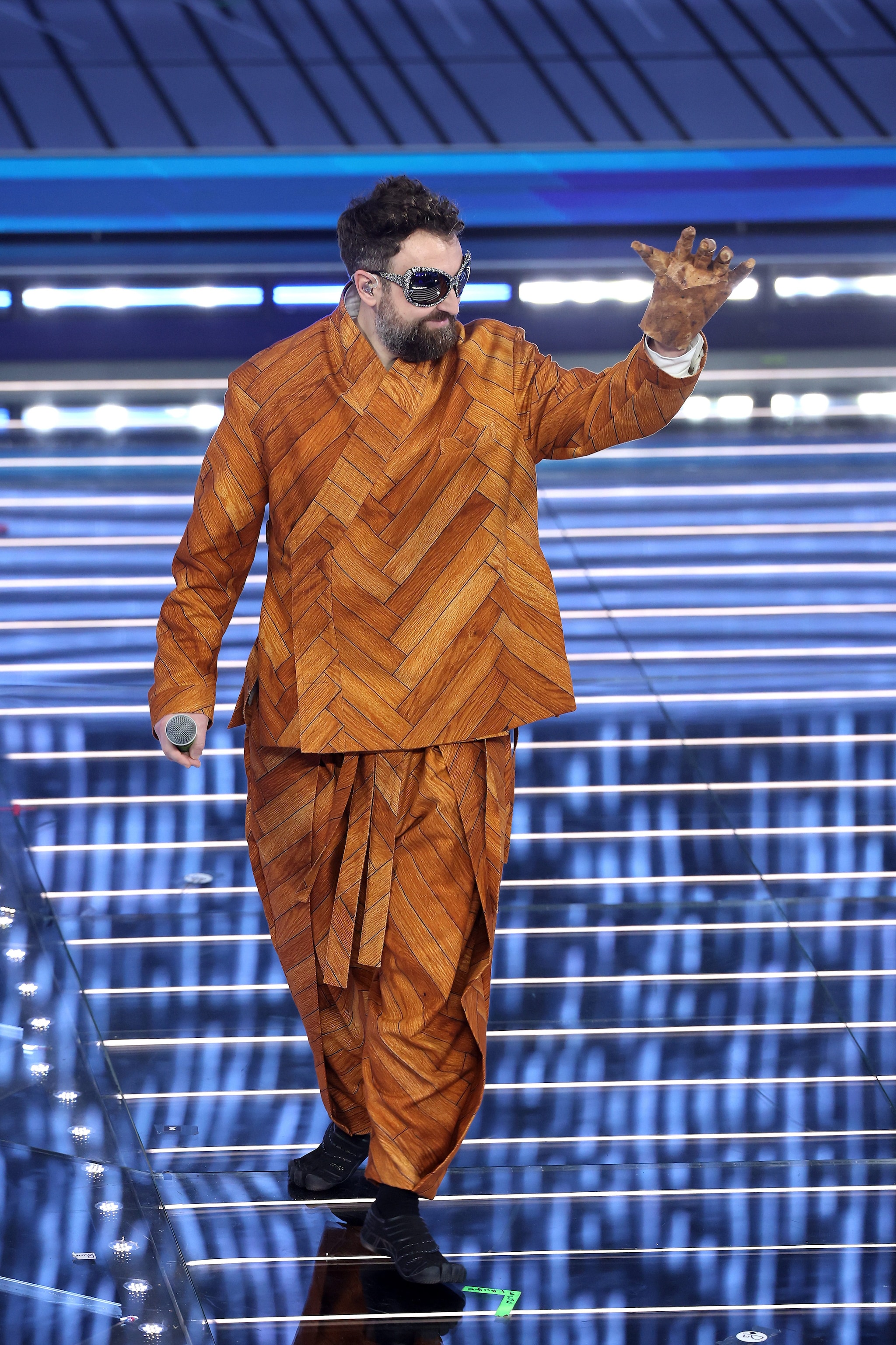 Dargen D’amico in Mordecai con occhiali Swarovski e scarpe Vibram