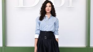 Il capo da avere nella primavera 2026 è il bermuda oversize, come quello di Deva Cassel a Parigi