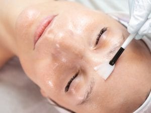 Sperma di salmone come anti rughe, la dermatologa Ines Mordente: “C’è un razionale biologico ma non fa miracoli”