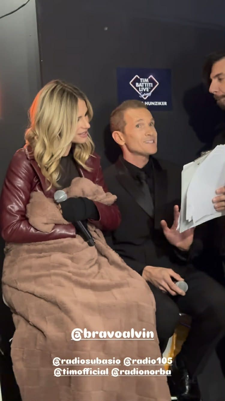 Michelle Hunziker con la coperta di pile nel backstage