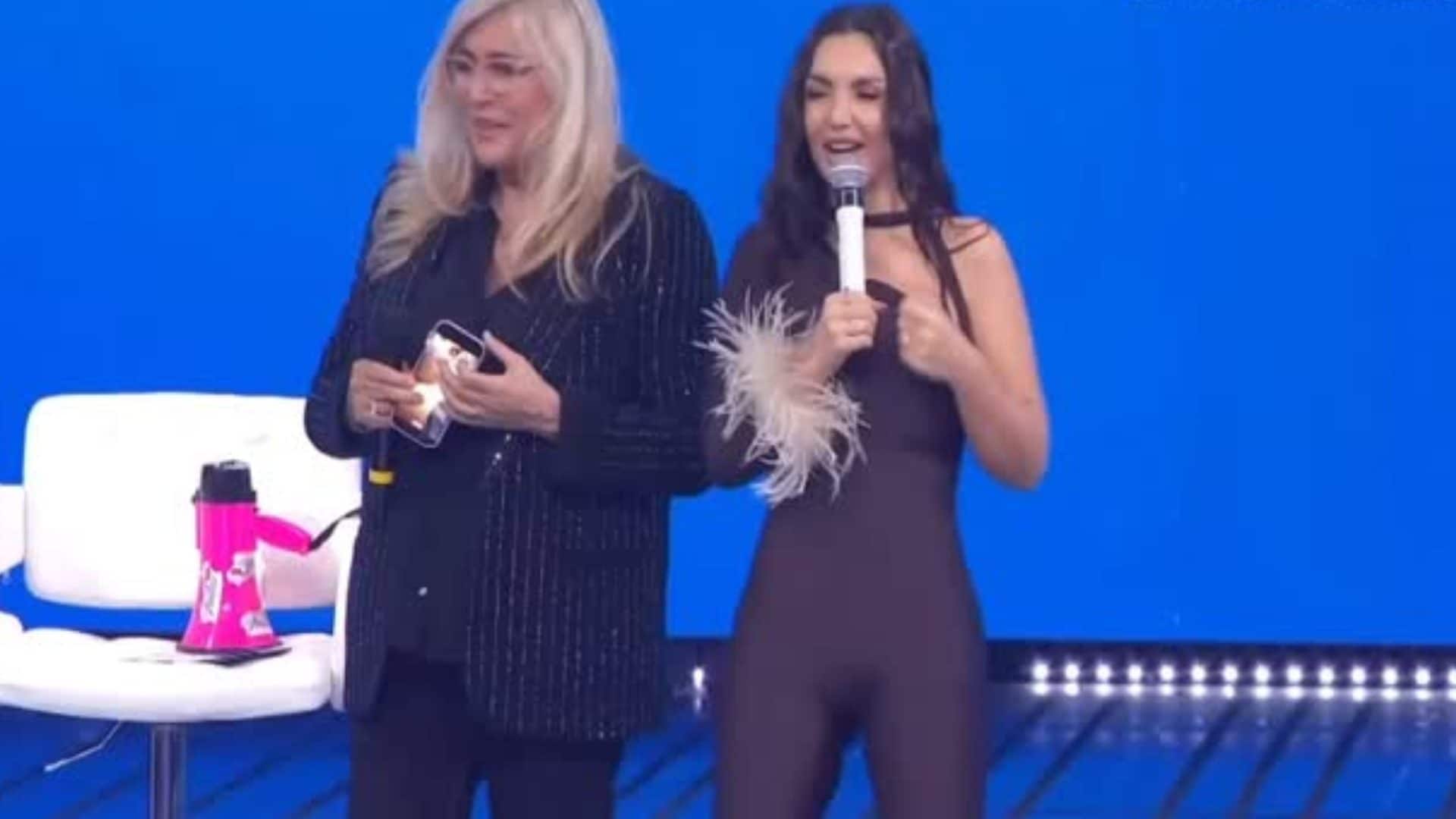 Elettra Lamborghini è la star di Domenica In Speciale Sanremo: il megafono è una borsa per il rossetto