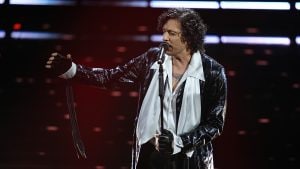 Perché Ermal Meta nella finale ha indossato i guanti (e non c'entra il Fantasanremo)