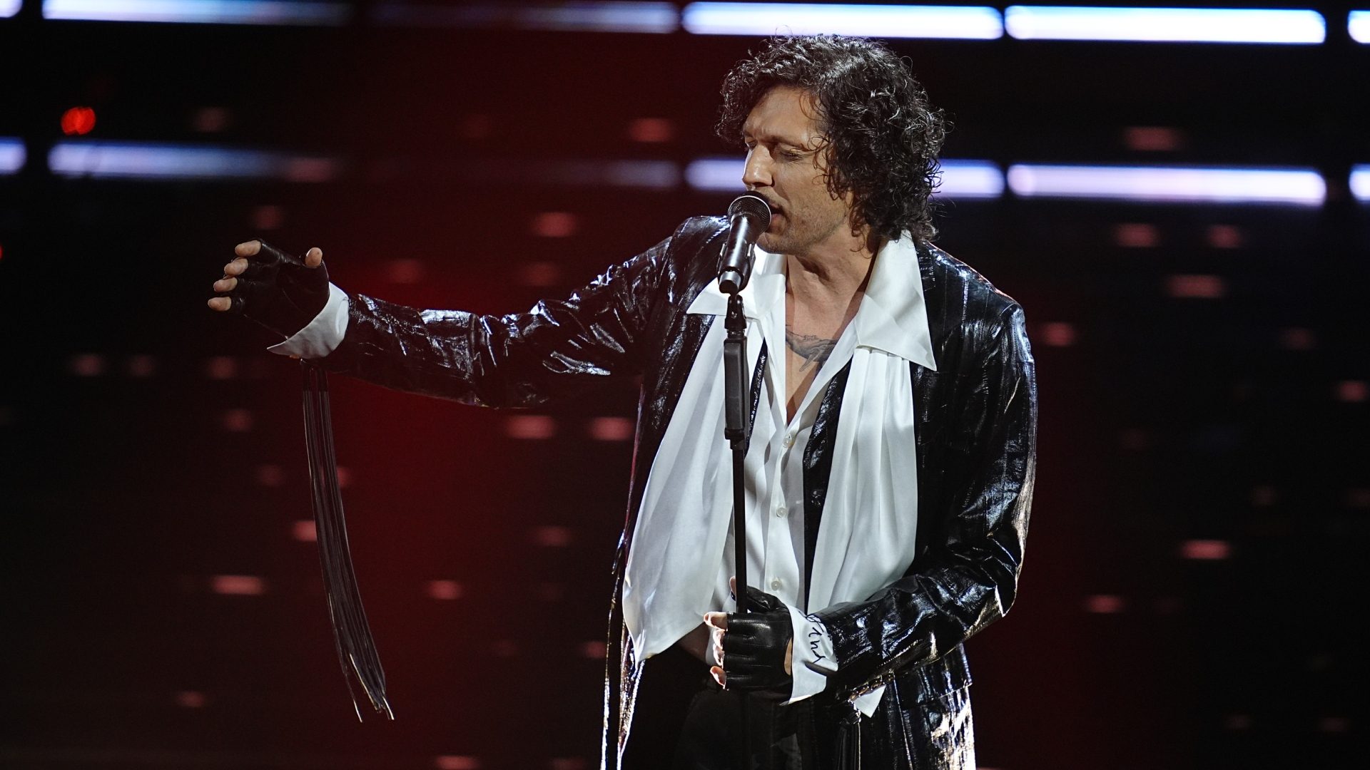 Perché Ermal Meta nella finale di Sanremo 2026 ha indossato i guanti (e non c'entra il Fantasanremo)